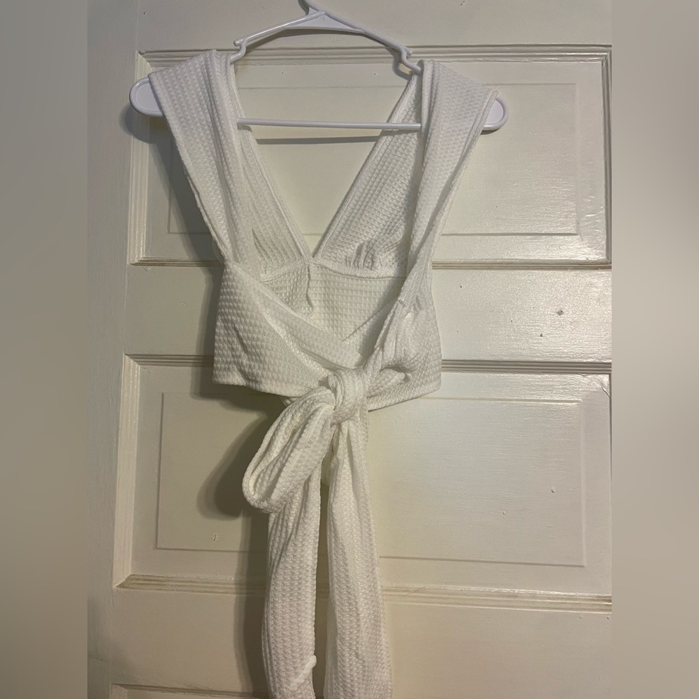 NWOT - XS - white crop / wrap around tank